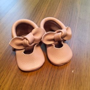 Freshly Picked blush knitted bow mocc size 2 - new